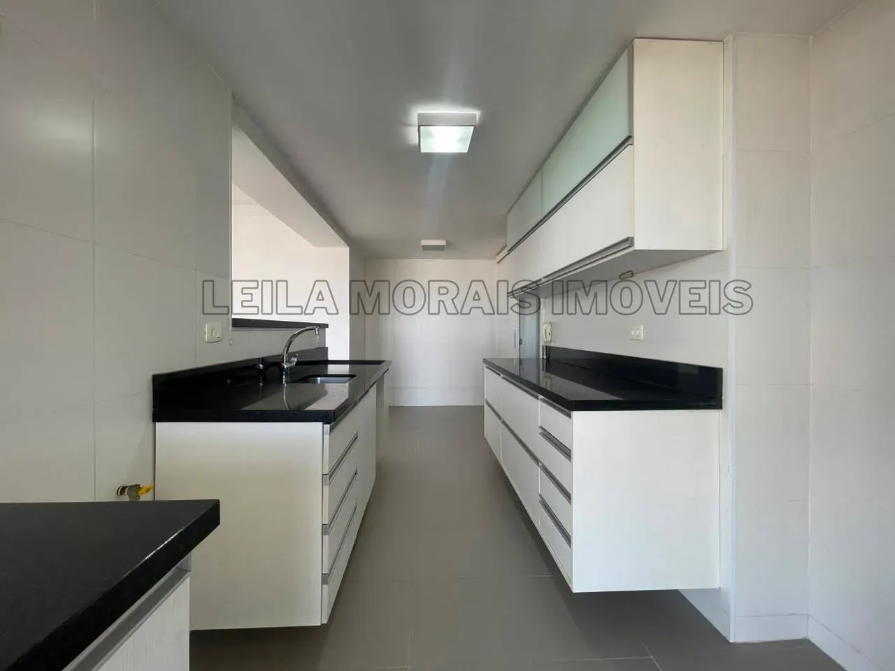 Apartment with 3 bedrooms, 5 bathrooms and open-plan kitchen — photo 27