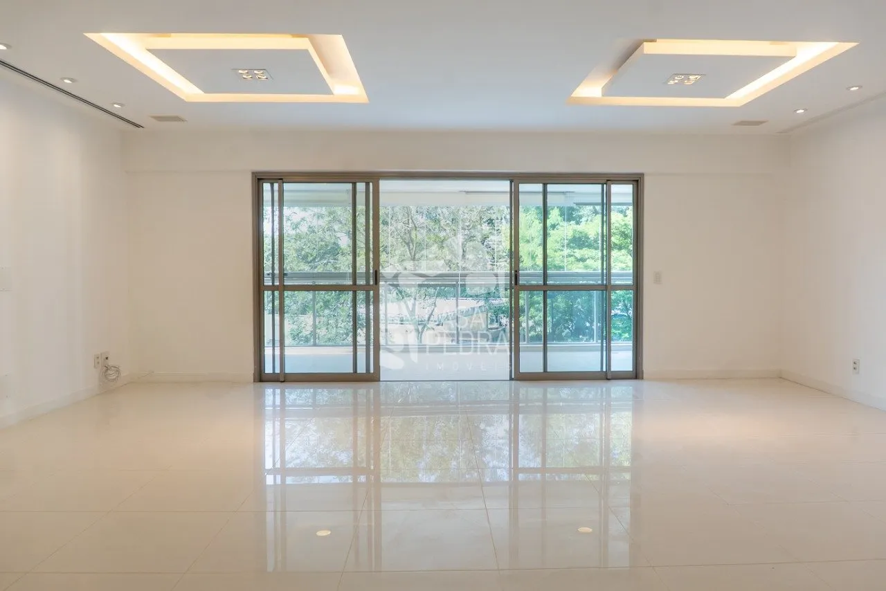 4-bedroom apartment with enclosed glass balcony — photo 5
