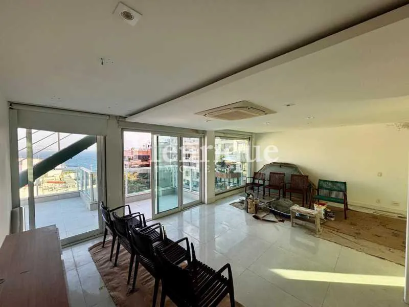 Triplex penthouse with 3 bedrooms and 3 bathrooms — photo 17