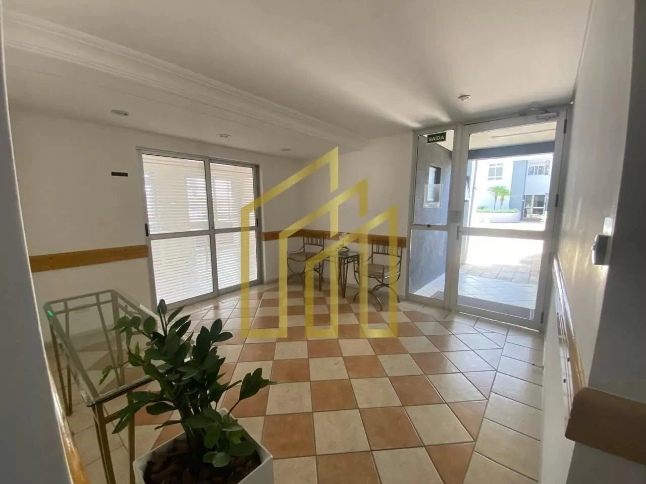 81 m² top-floor apartment with 3 bedrooms and 1 bath