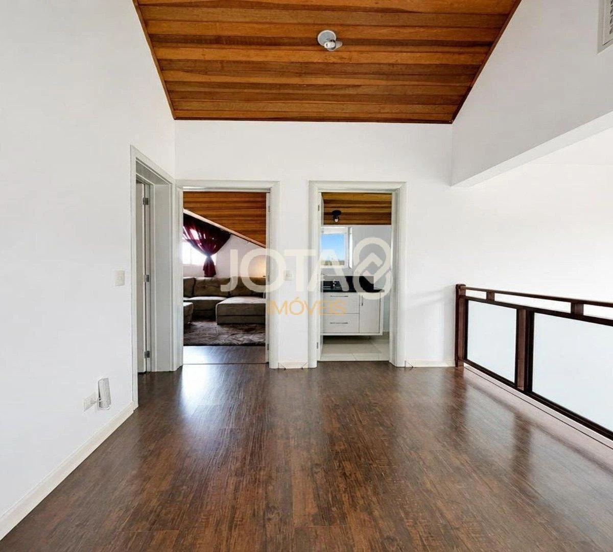 4-bedroom house with a glass-enclosed balcony in Curitiba — photo 12