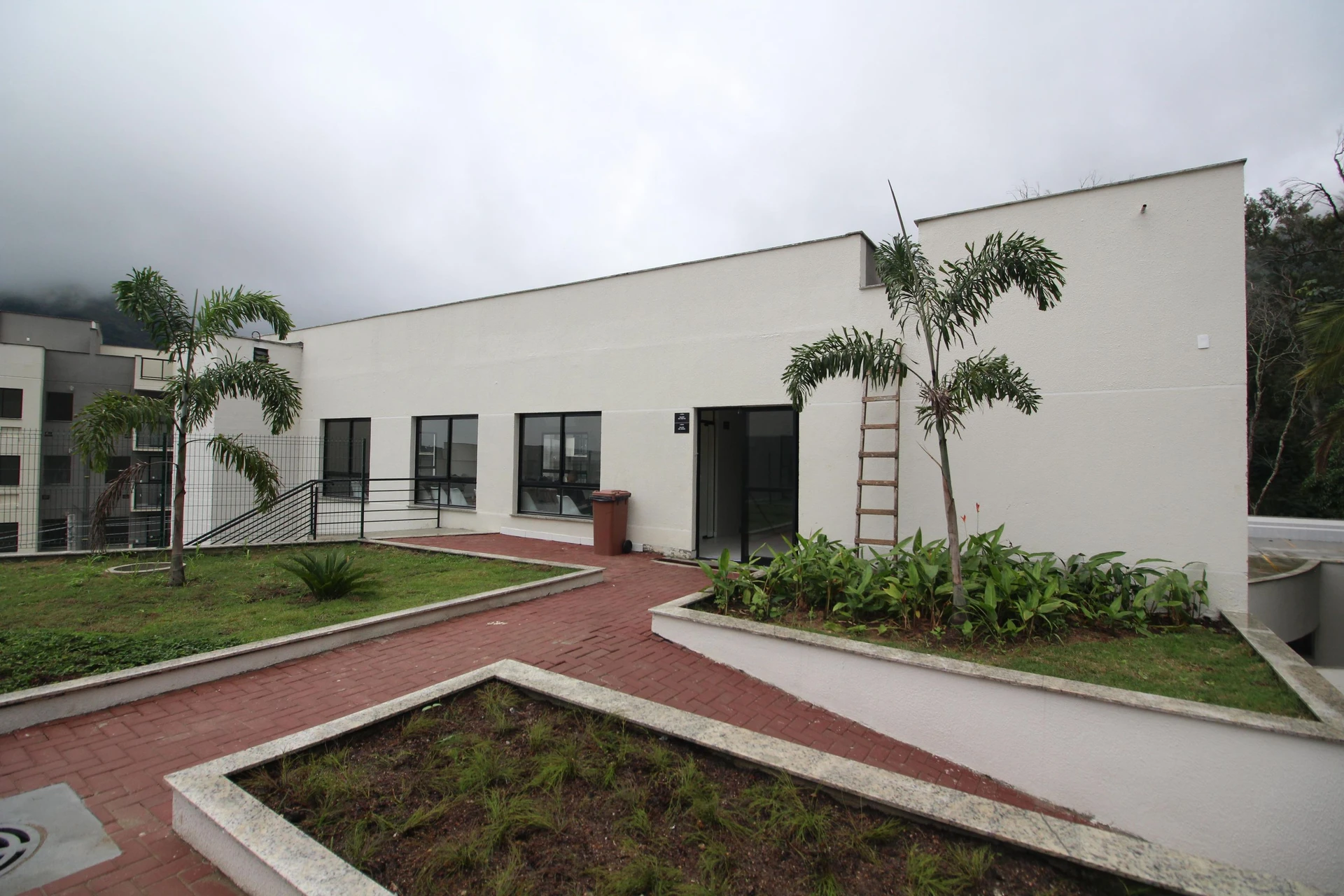 Unfurnished 2-bedroom apartment with balcony and private garden — photo 38