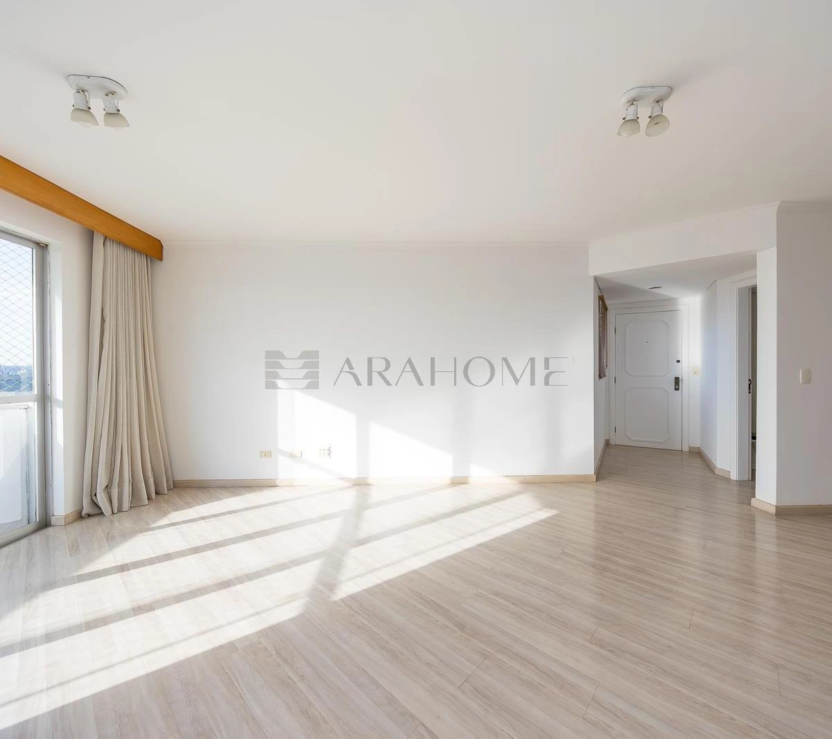 4-bedroom apartment with a bathtub in Curitiba — photo 6