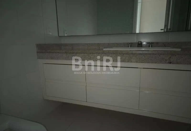 Apartment with 4 bedrooms and a glass balcony — photo 17