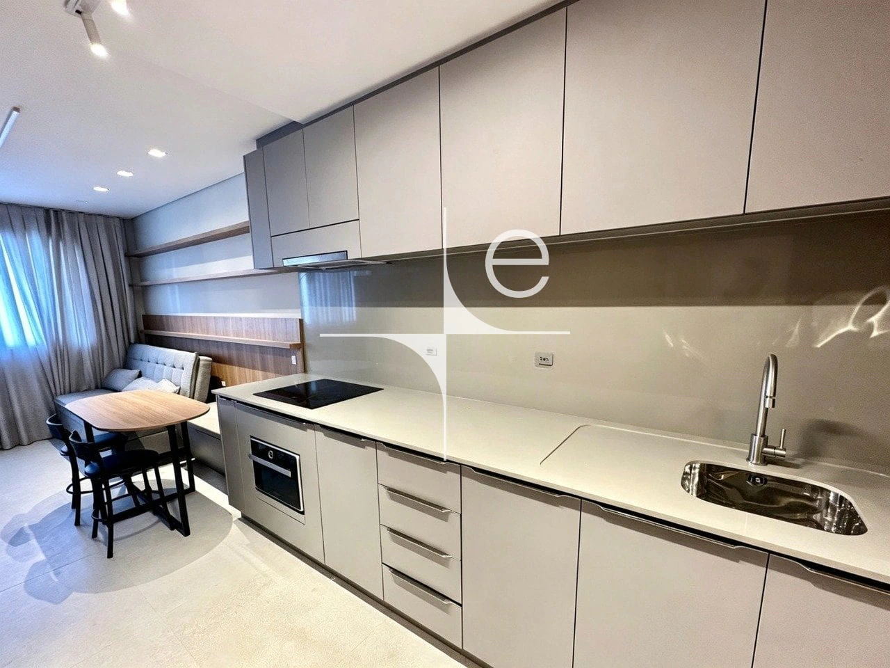Furnished 1-bedroom apartment with an open-plan kitchen — photo 14