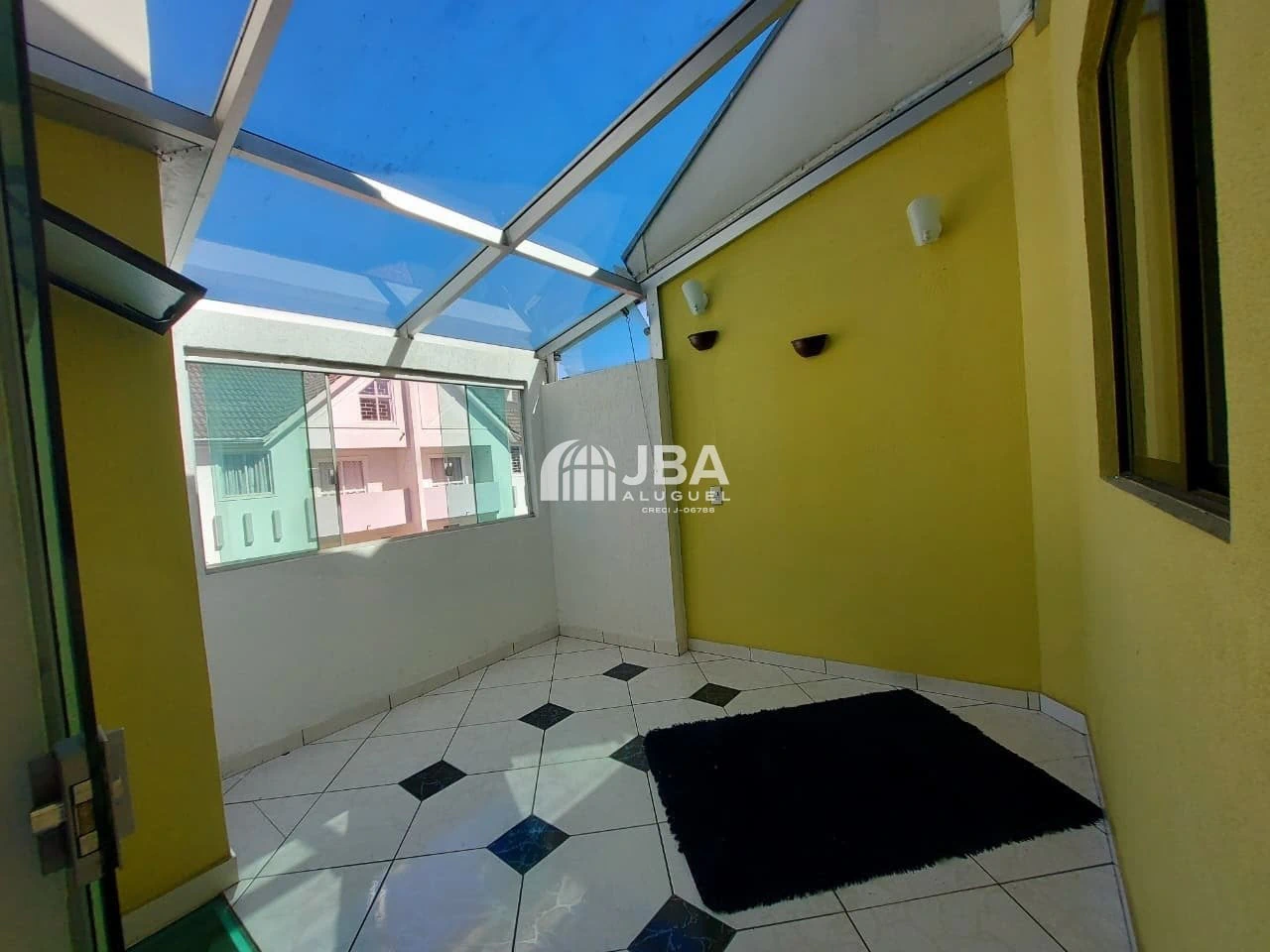 Unfurnished house with 3 bedrooms and private BBQ