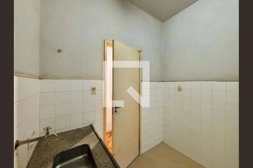 Unfurnished 2-bedroom apartment with city-facing windows — photo 11