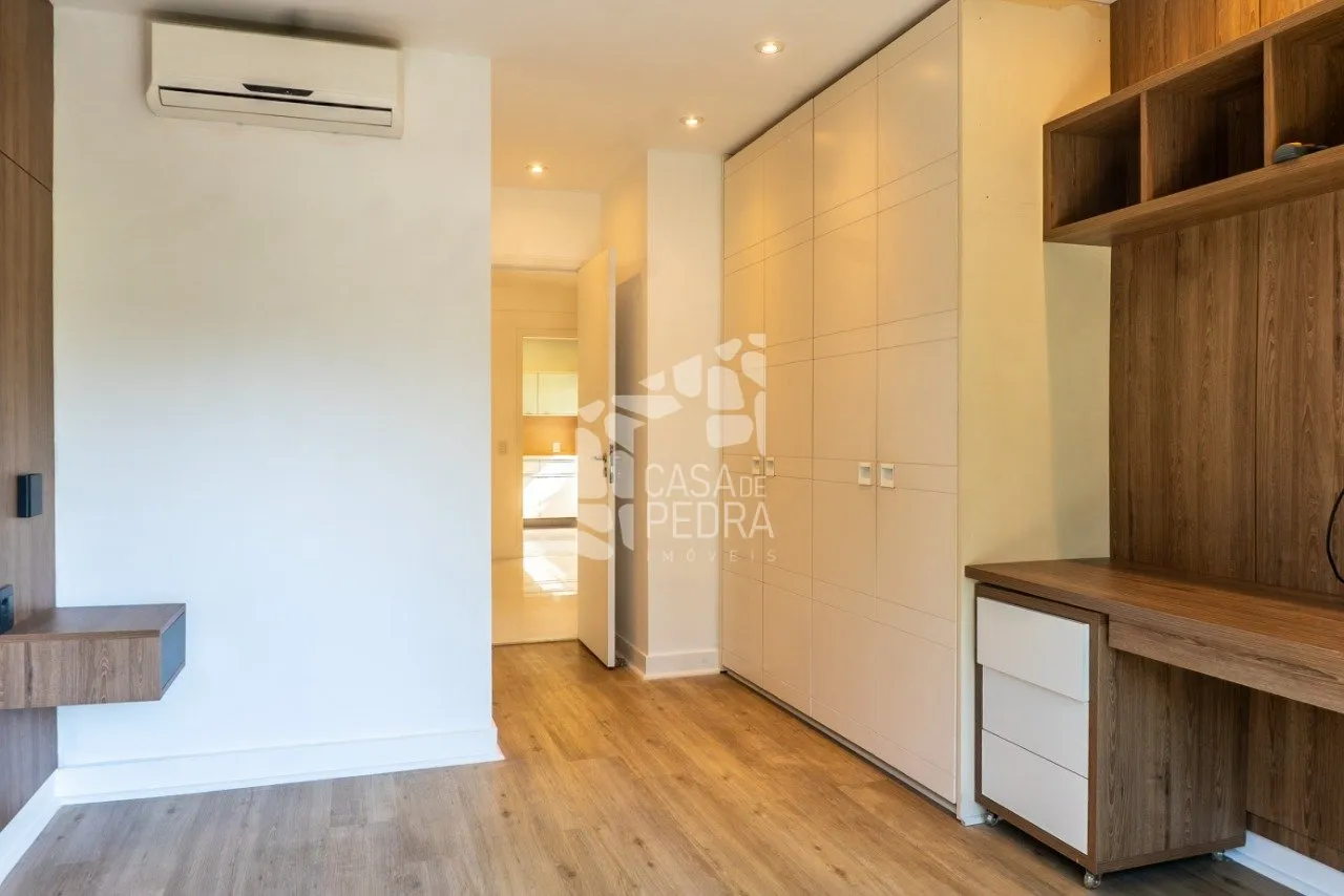 4-bedroom apartment with enclosed glass balcony — photo 17