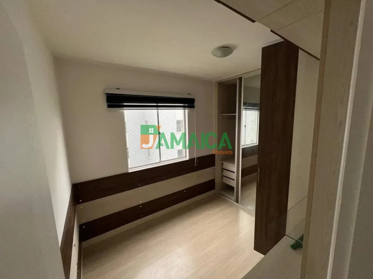 Apartamento de 2 quartos com piso de madeira ou laminado — photo 3