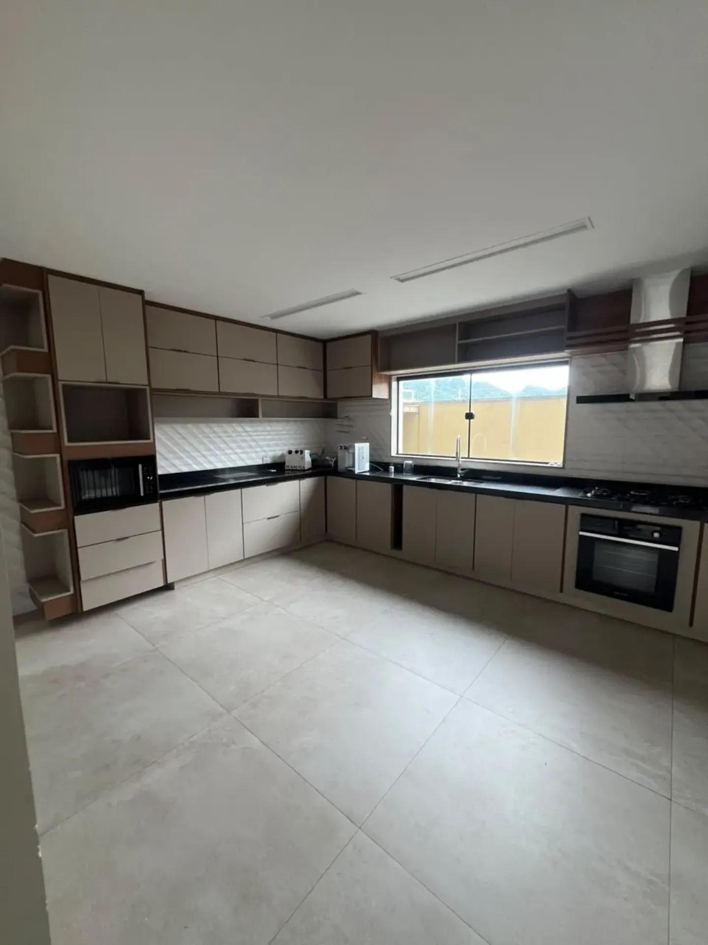 House, 240 m², with a glass-enclosed balcony — photo 2