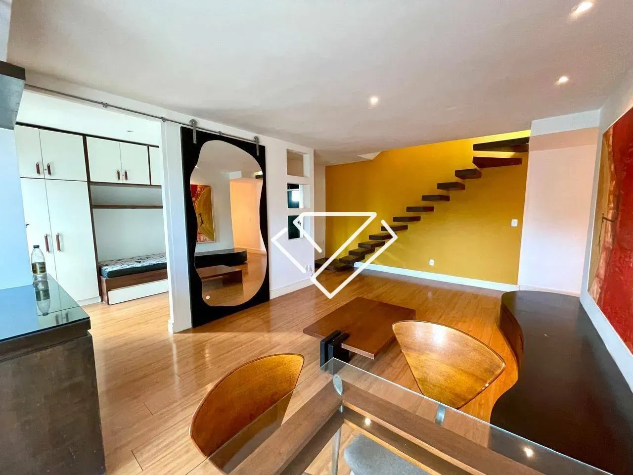 2-bedroom apartment with open-plan kitchen and balcony — photo 2