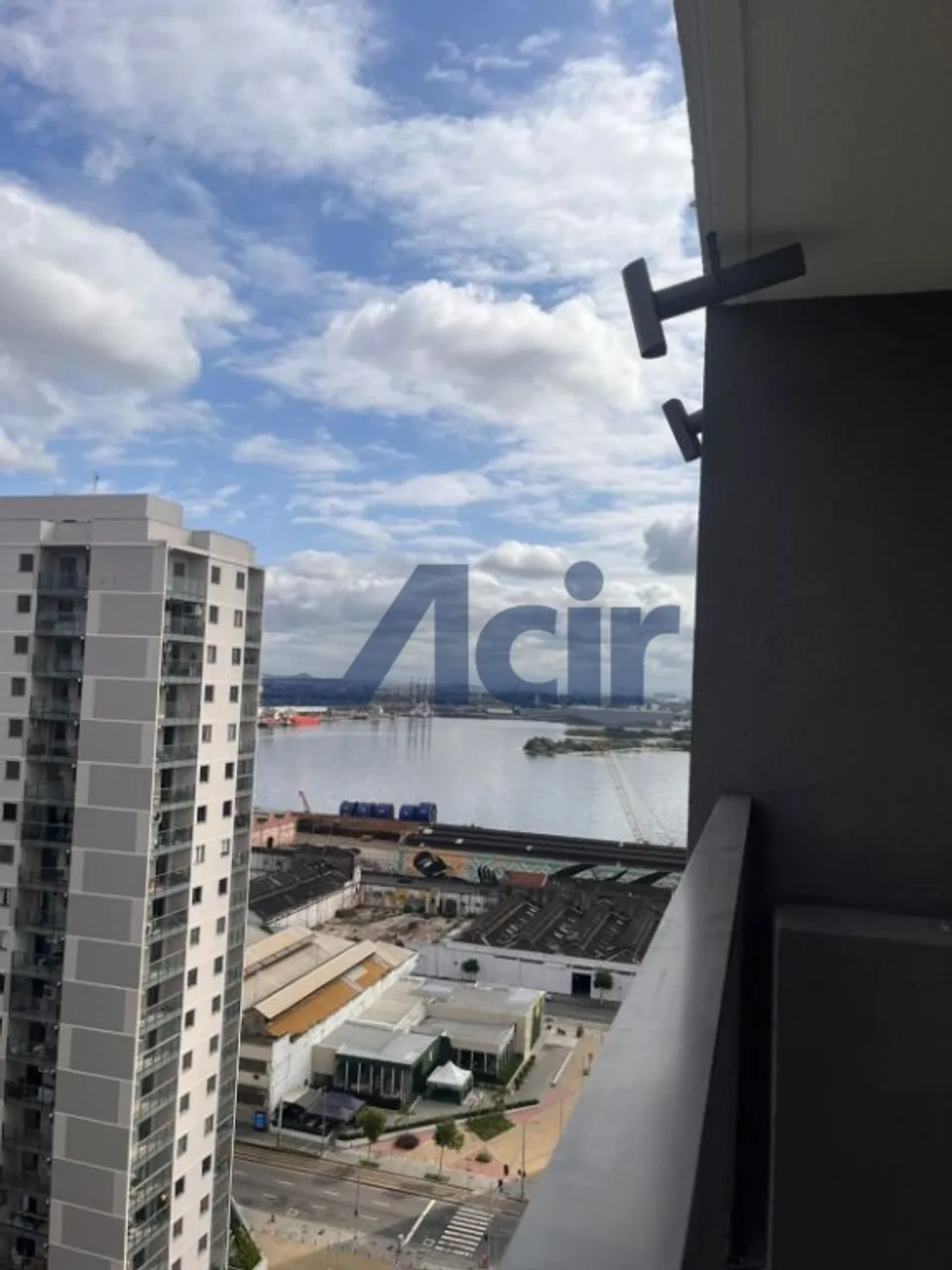 Estúdio com armários planejados e box de vidro — photo 3