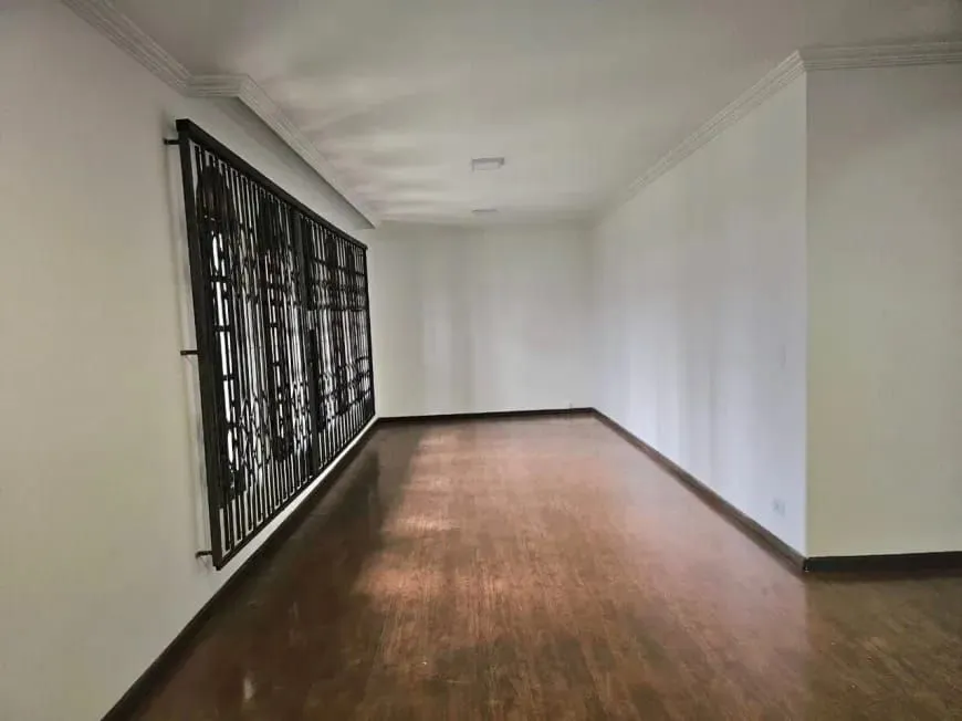 3 quartos e piso de madeira ou laminado: casa de 200 m² — photo 11