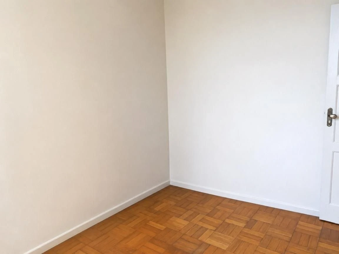 Unfurnished 3-bedroom apartment with 1 bathroom — photo 17