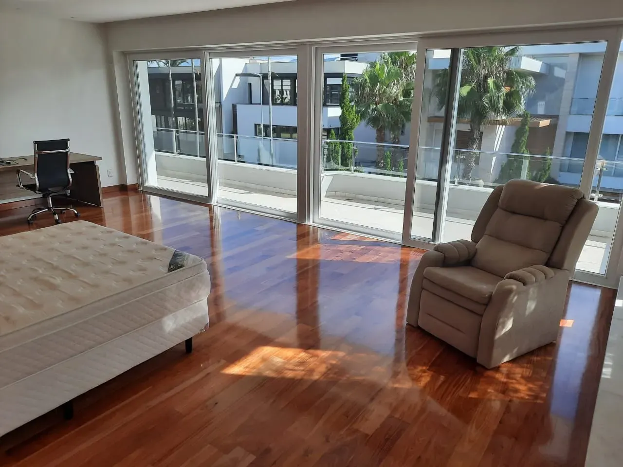 House with 7 bedrooms and an open-plan kitchen — photo 16
