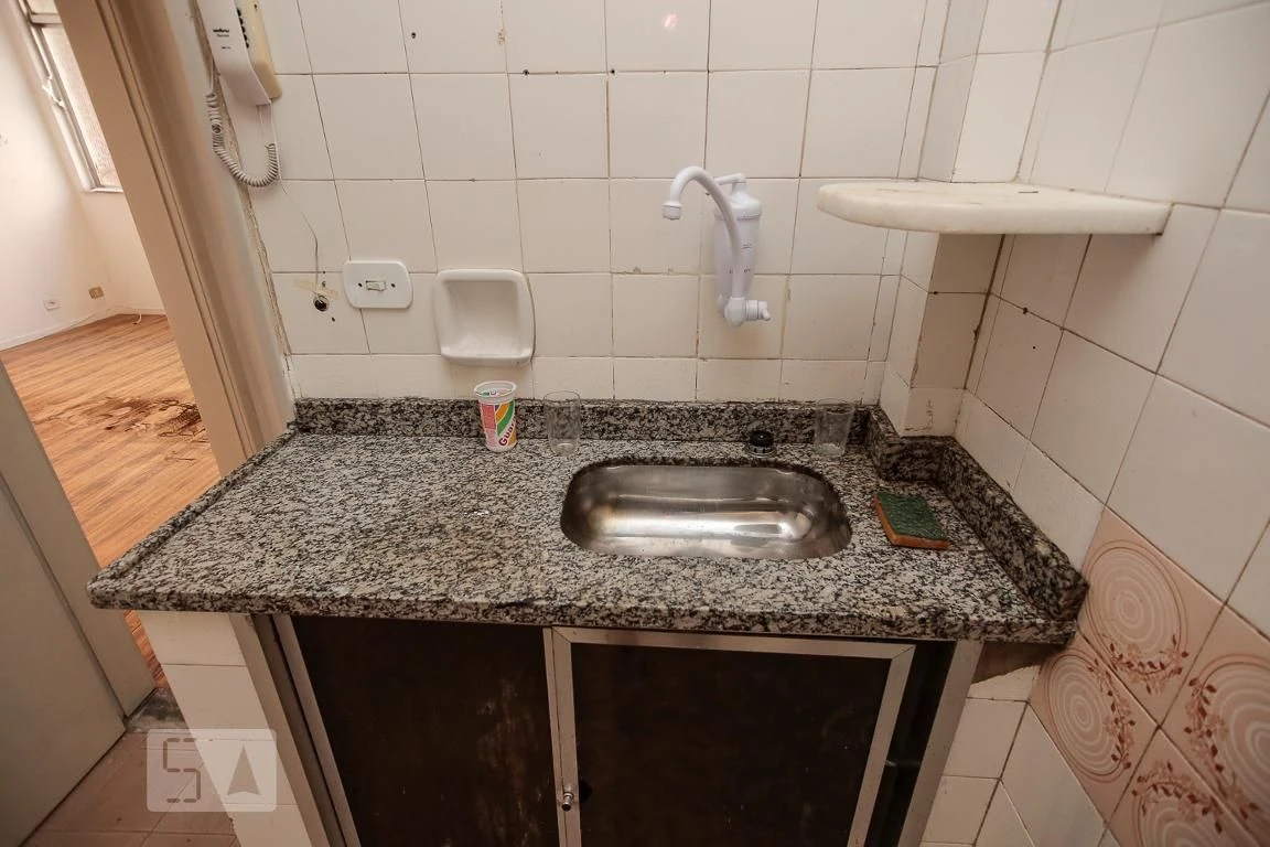 Wood or laminate floors in a 3-bedroom apartment, 88 m² — photo 4
