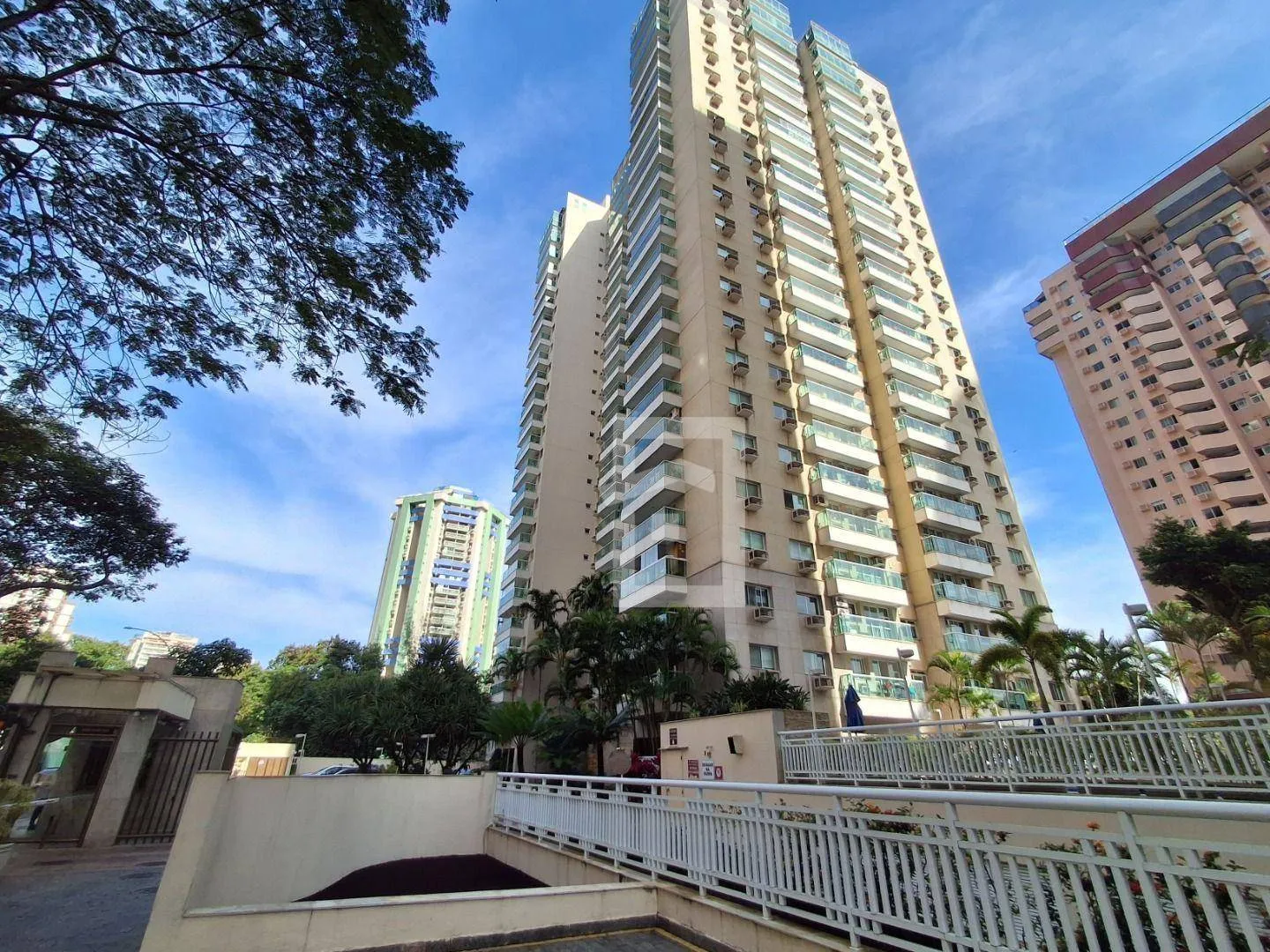 Glass-enclosed balcony in a 2-bedroom apartment, 64 m² — photo 40