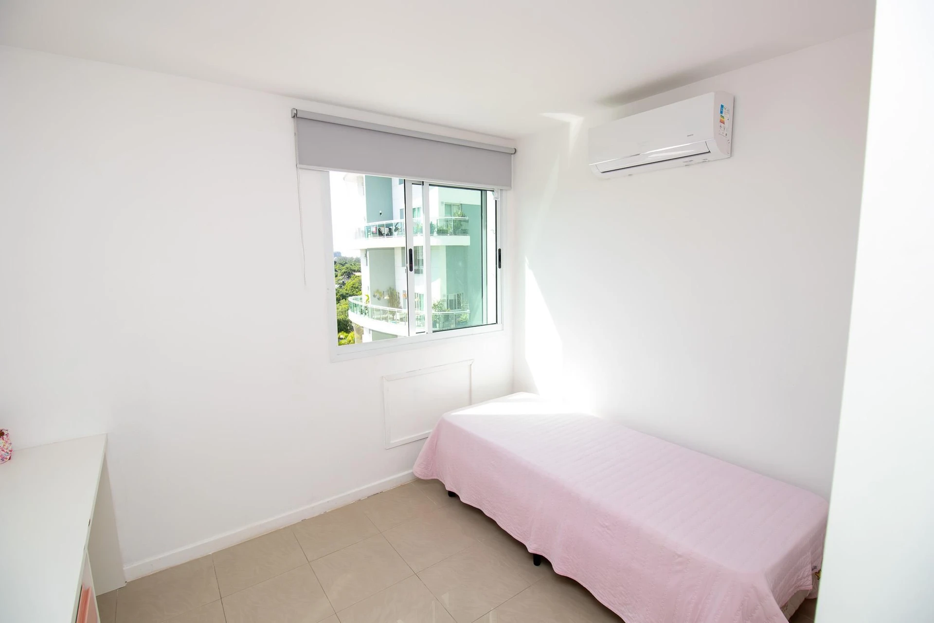 3-bedroom apartment with a glass-enclosed balcony — photo 32