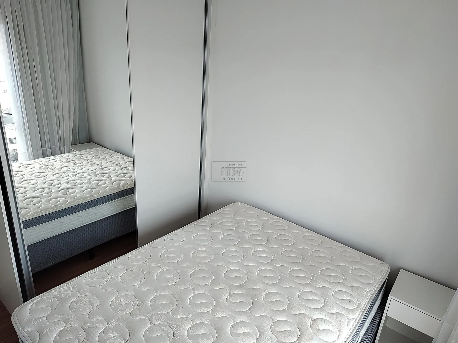 One-bedroom apartment in a building with a gym — photo 11