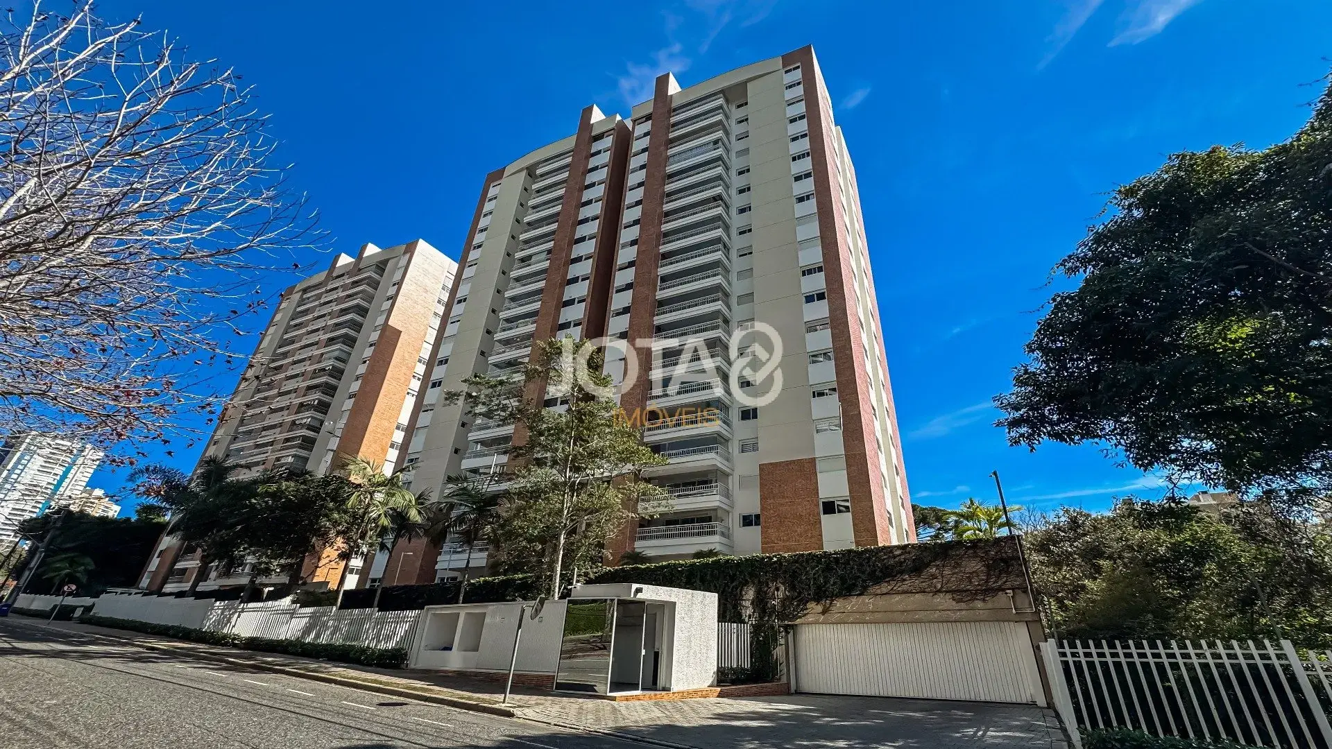 3-bedroom apartment with 185 m² and private BBQ space — photo 2
