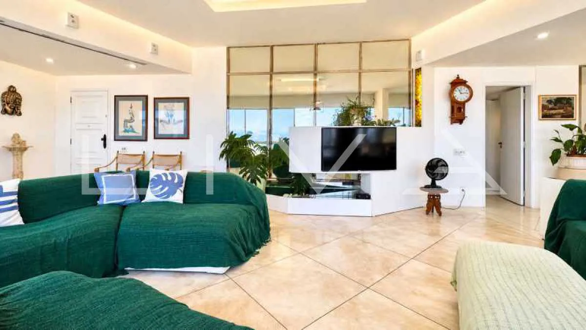 178 m² apartment with a bathtub and a water view — photo 14