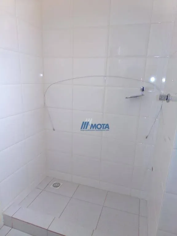 3-bedroom apartment with a bathtub — photo 3