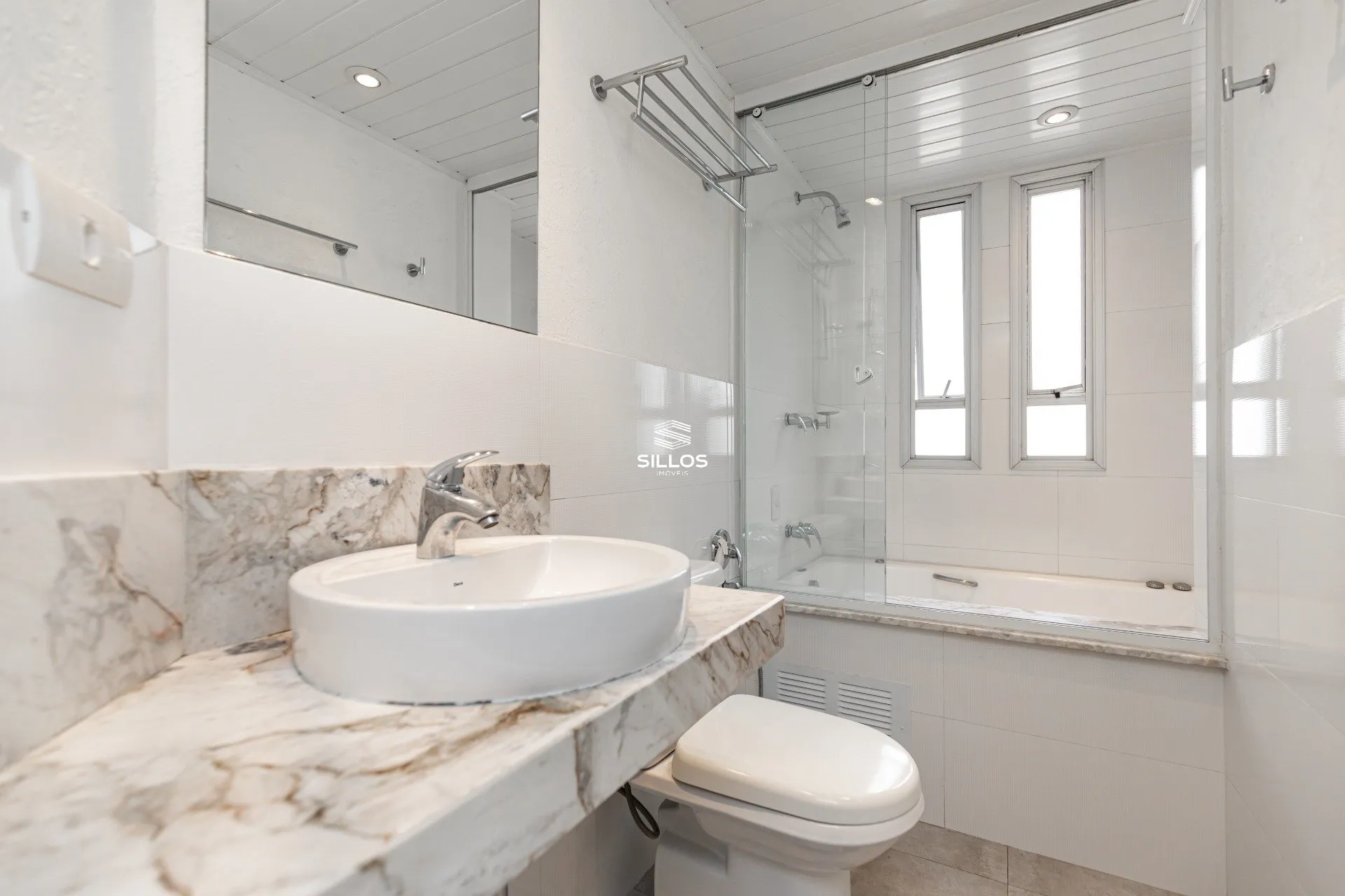 121 m² apartment with a glass-enclosed balcony and a bathtub — photo 45