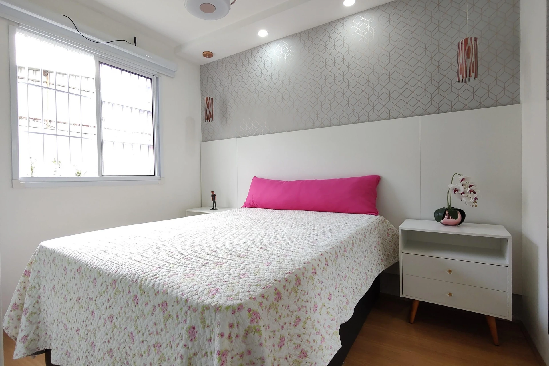 2-bedroom apartment with a glass-enclosed balcony — photo 6