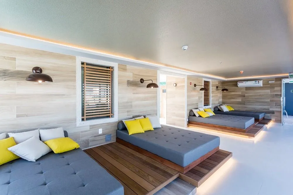 2-bedroom apartment with balcony and enclosed kitchen — photo 42
