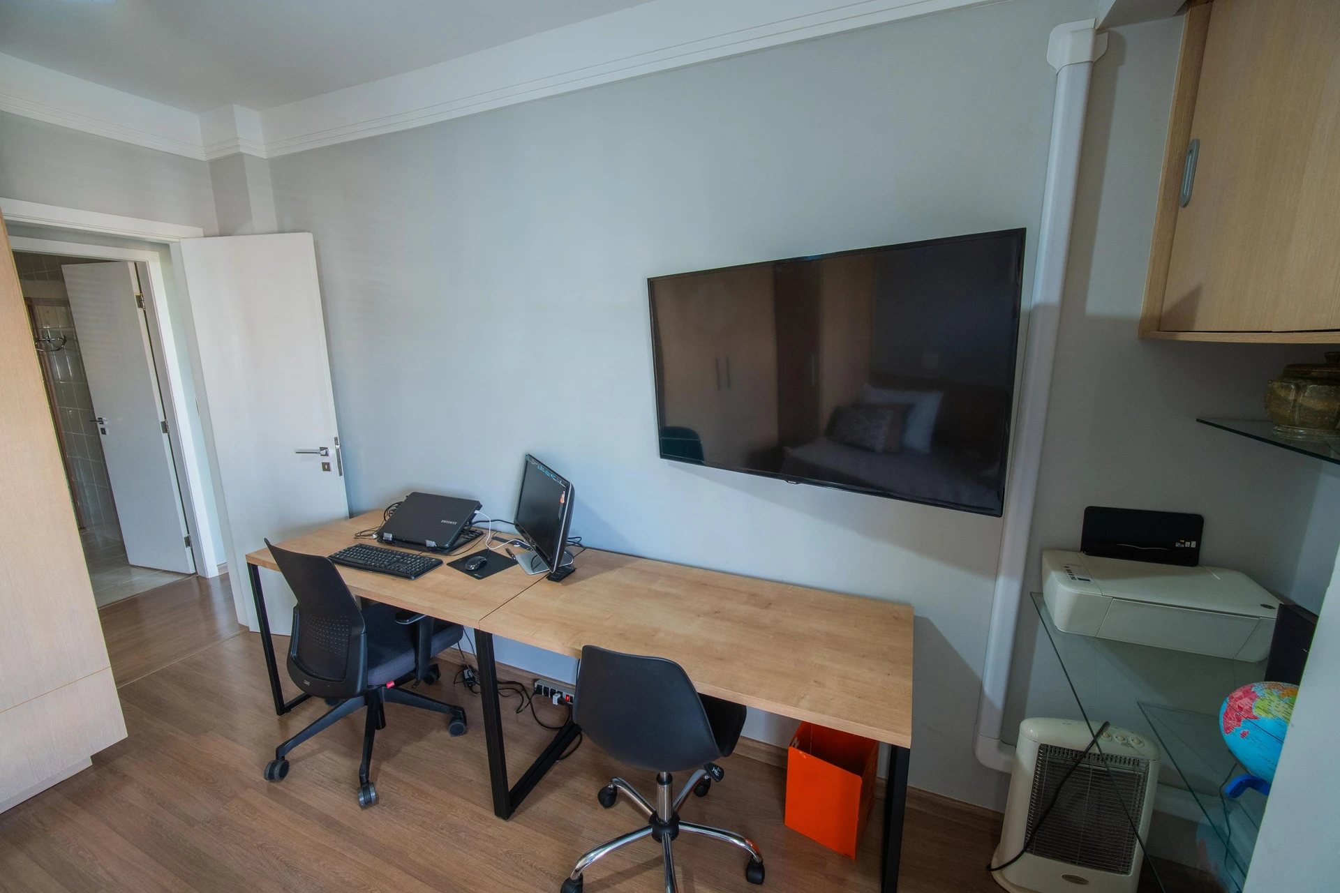 Walk-in closet in a 2-bedroom apartment, 91 m² — photo 5