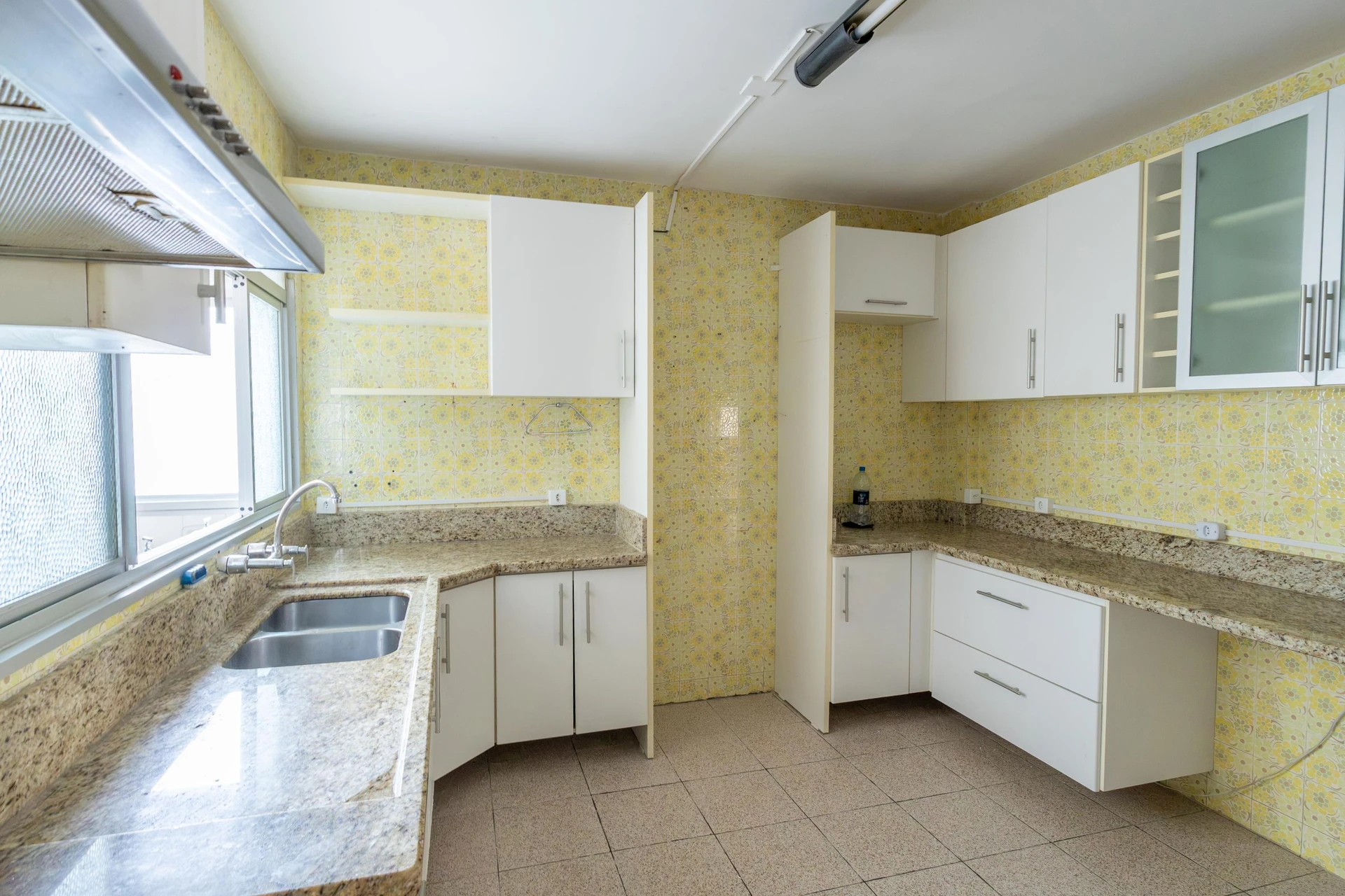Furnished apartment, 283 m², with a glass-enclosed balcony — photo 4