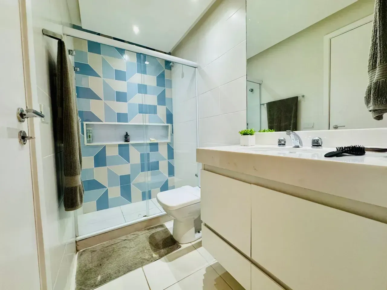 Furnished 3-bedroom apartment with open-plan kitchen — photo 27