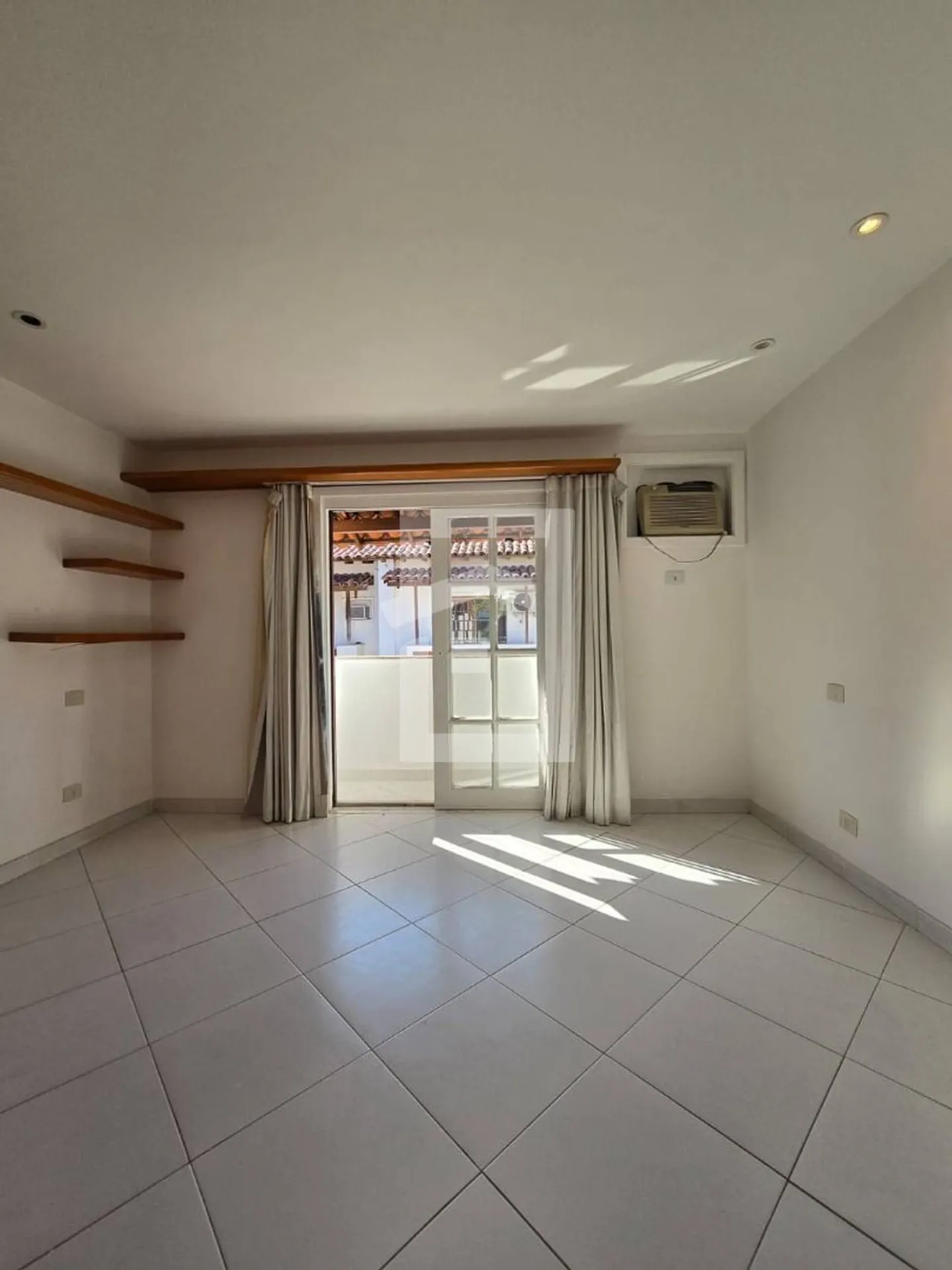 Triplex house with 4 bedrooms and 2 en-suites — photo 47