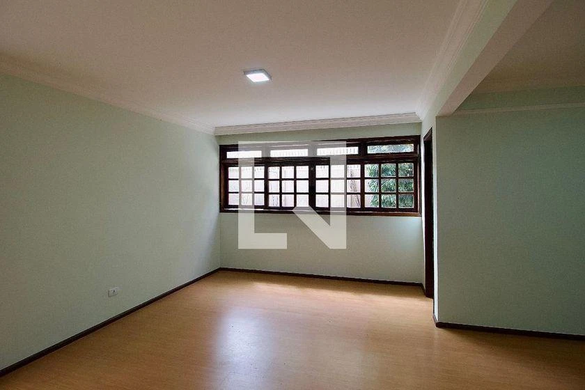 4-bedroom house with wood or laminate floors in Curitiba — photo 25