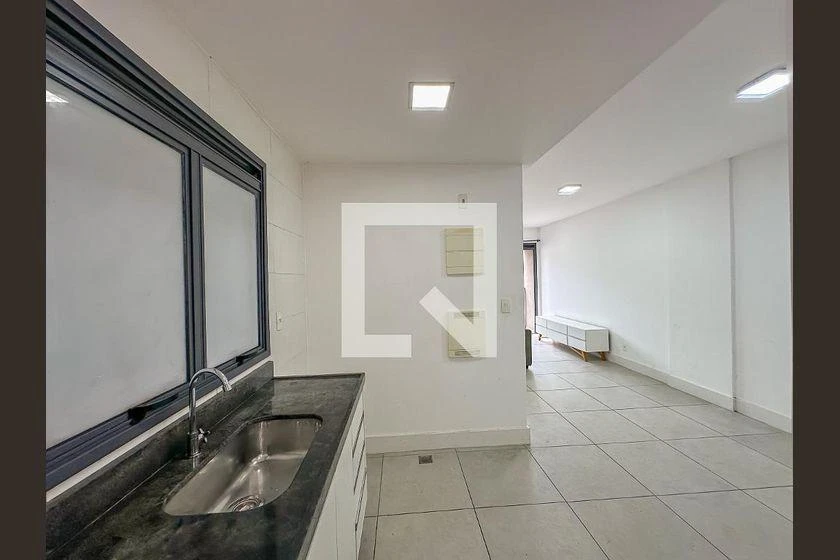 One-bedroom apartment in a building with a gym — photo 15