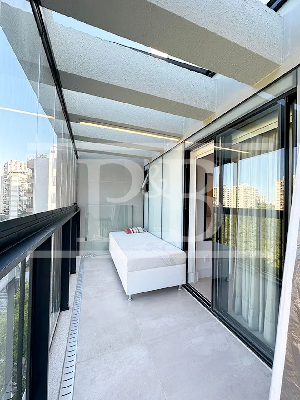 Furnished 2-bedroom apartment with enclosed balcony — photo 11