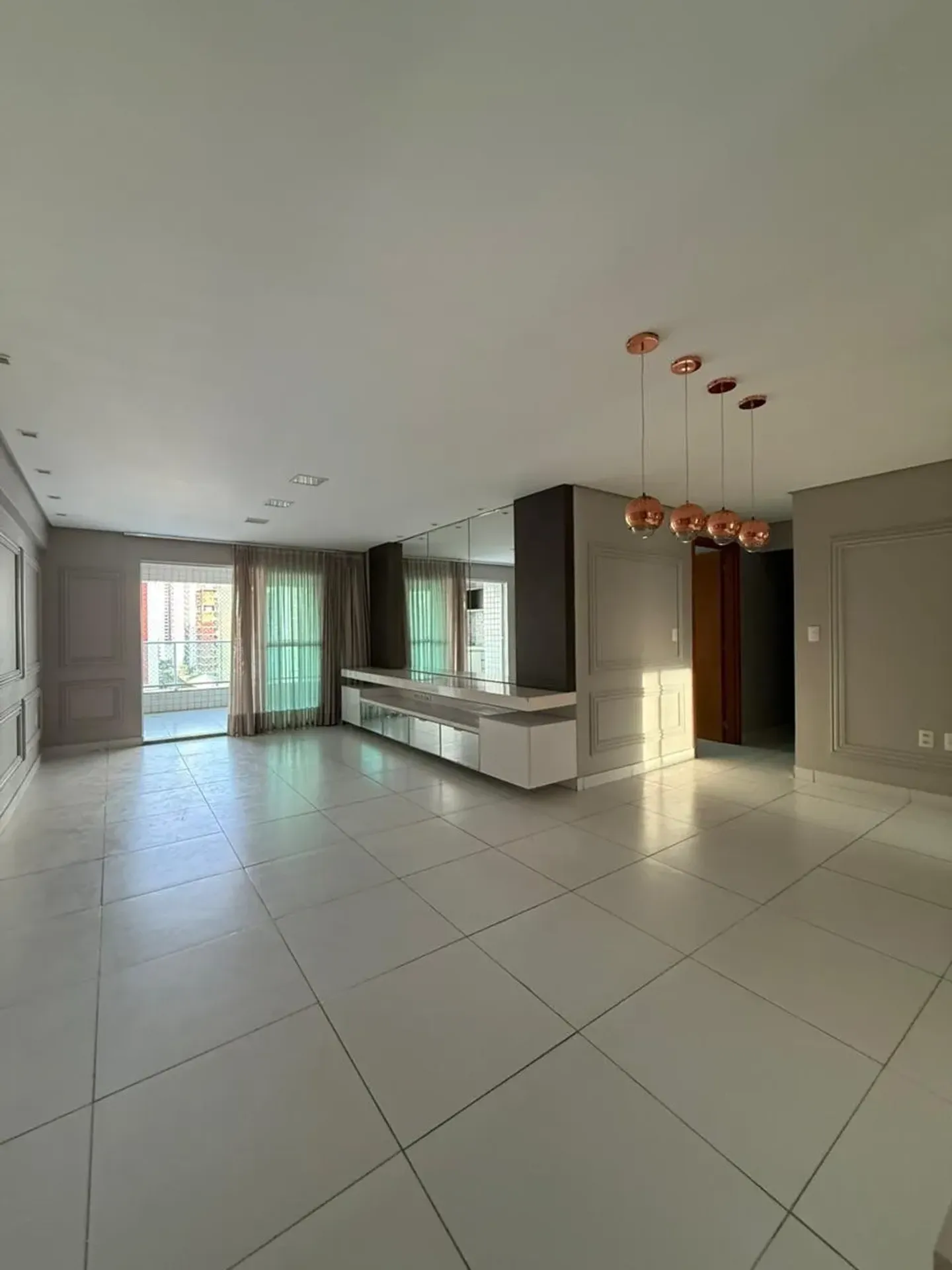 4-bedroom apartment with a glass-enclosed balcony — photo 11