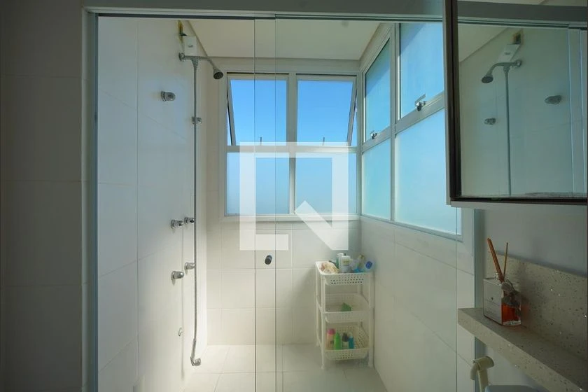 Apartment with 3 en-suite bedrooms and private yard — photo 5
