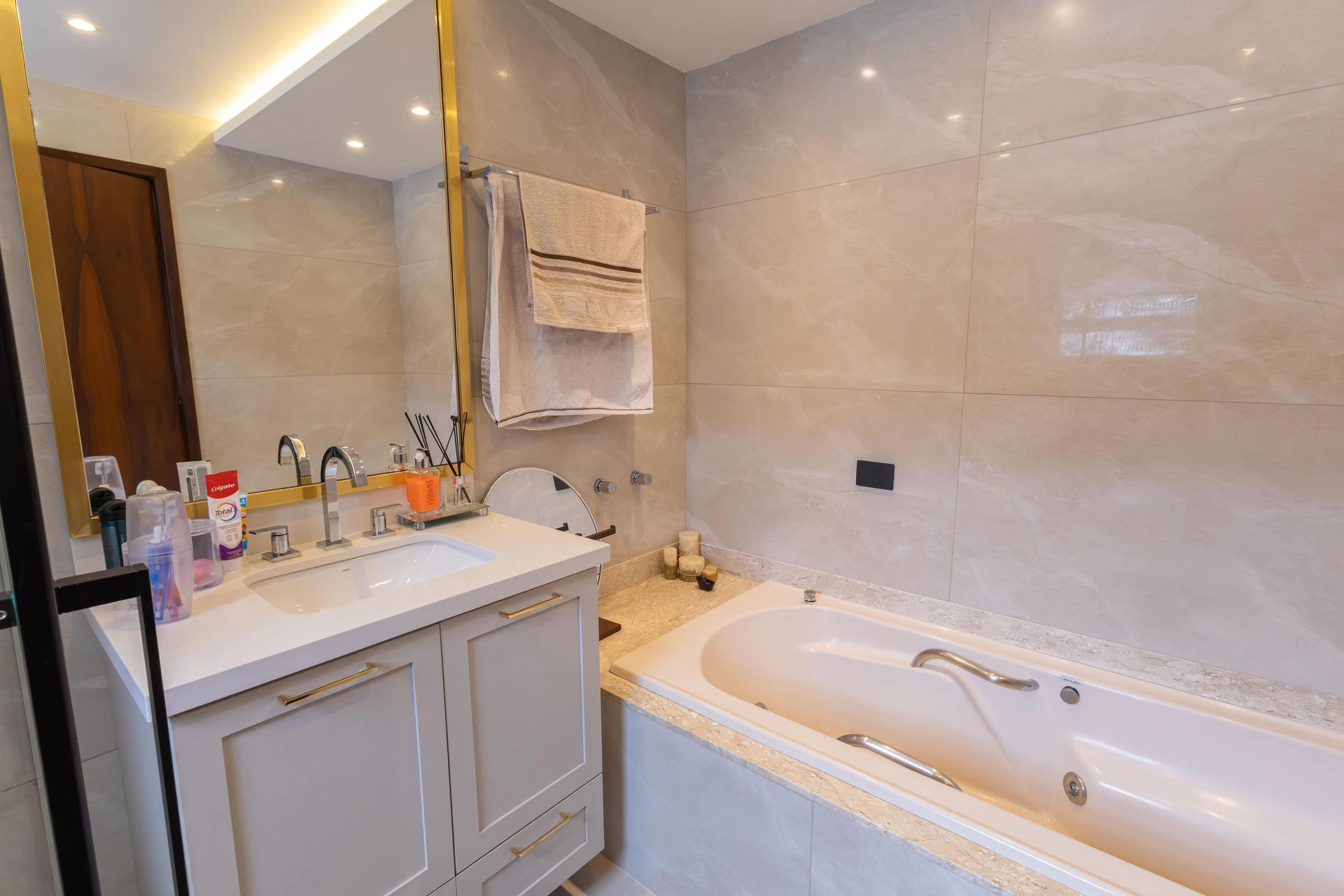 Bathtub in a 3-bedroom house, 180 m² — photo 36