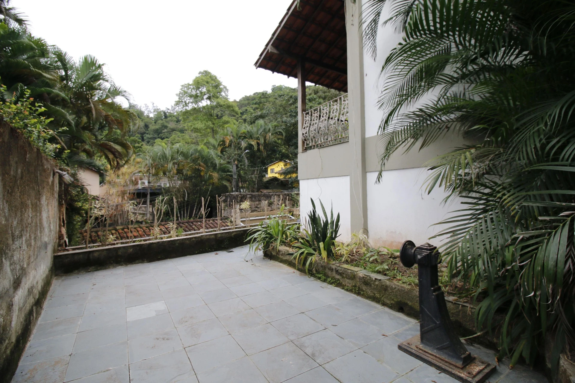 500 m² house with floor-to-ceiling windows and a bathtub — photo 68