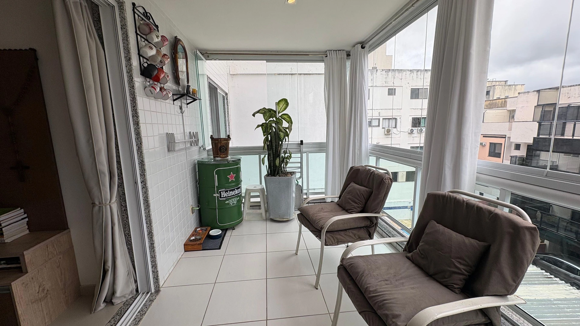 100 m² apartment with a grill on the balcony and a jacuzzi — photo 34