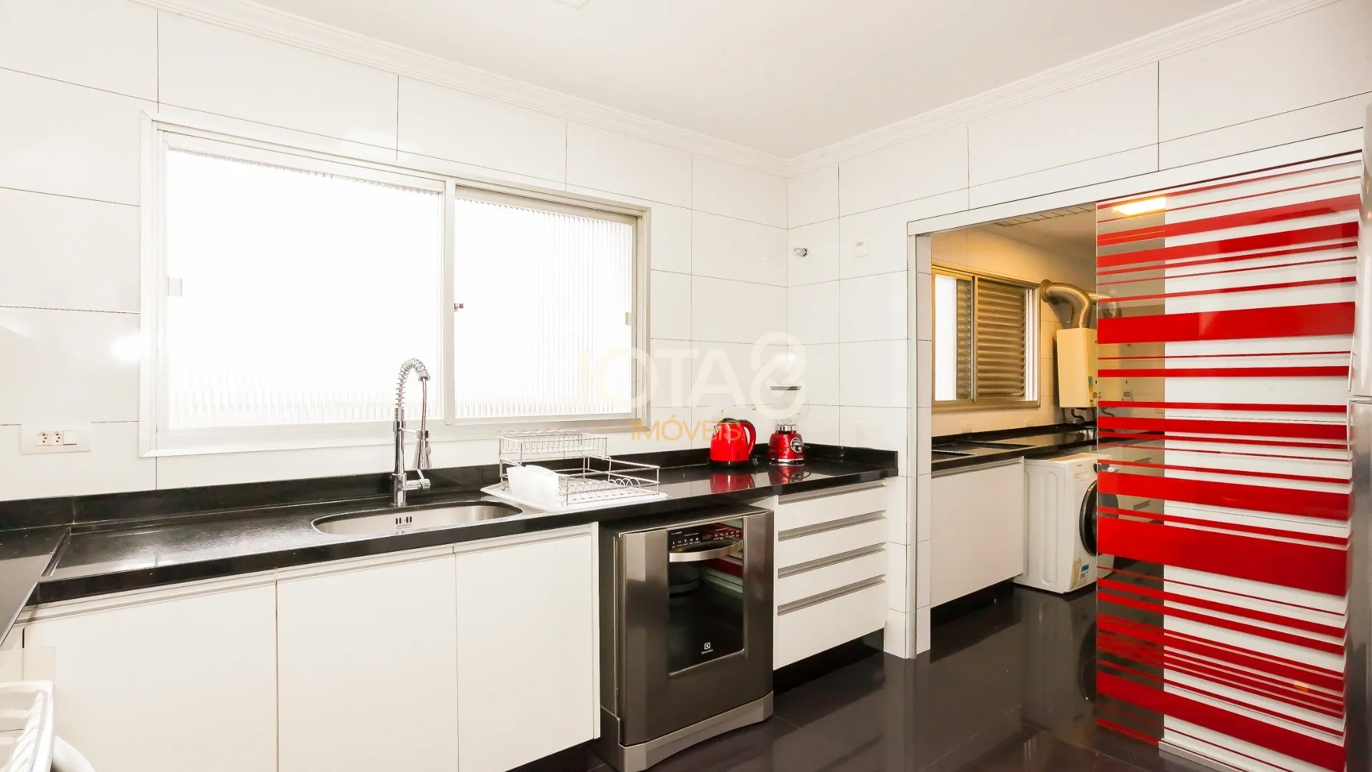 219 m² furnished apartment with 4 bedrooms and private garden — photo 25