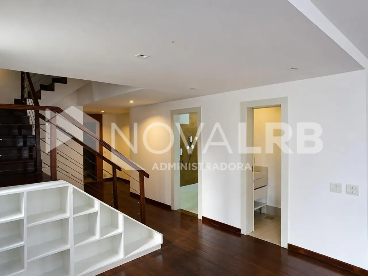 4-bedroom apartment with enclosed glass balcony — photo 4