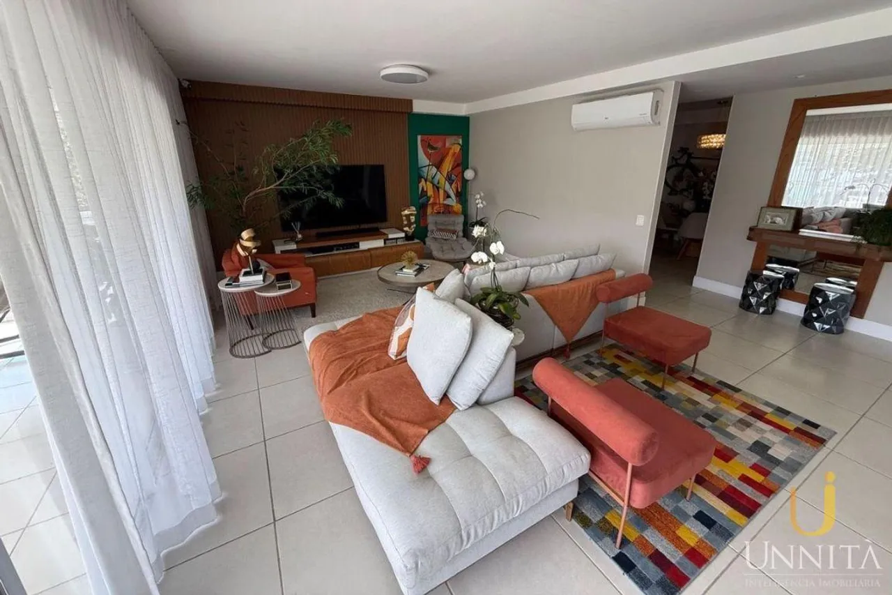 Apartamento residencial con balcón acristalado y vistas — photo 8