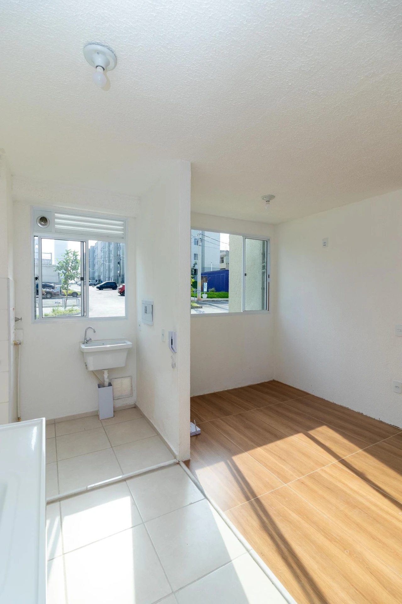 One-bedroom apartment in a building with a gym — photo 13