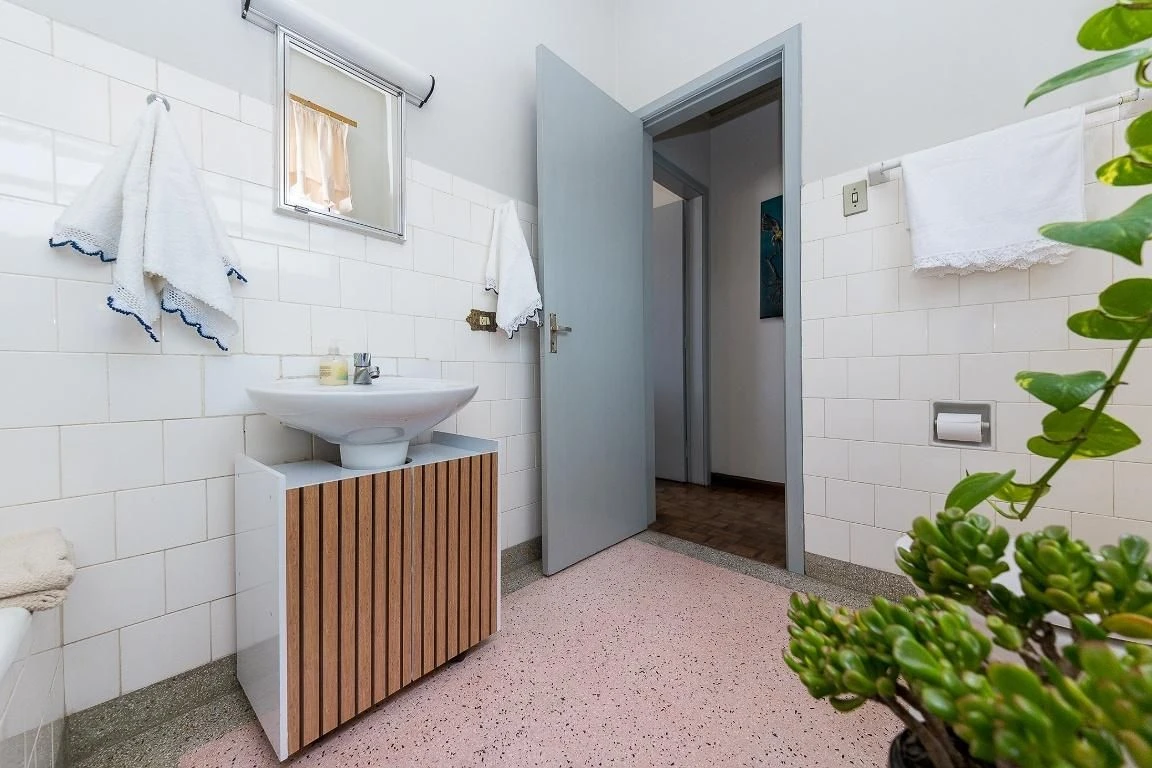 Furnished apartment, 97 m², with a bathtub — photo 68