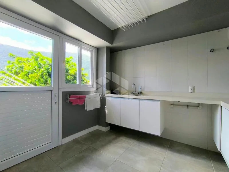 4-bedroom house with floor-to-ceiling windows — photo 13