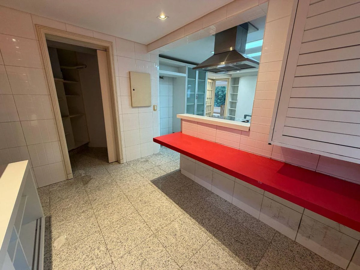4-bedroom house with a bathtub — photo 31