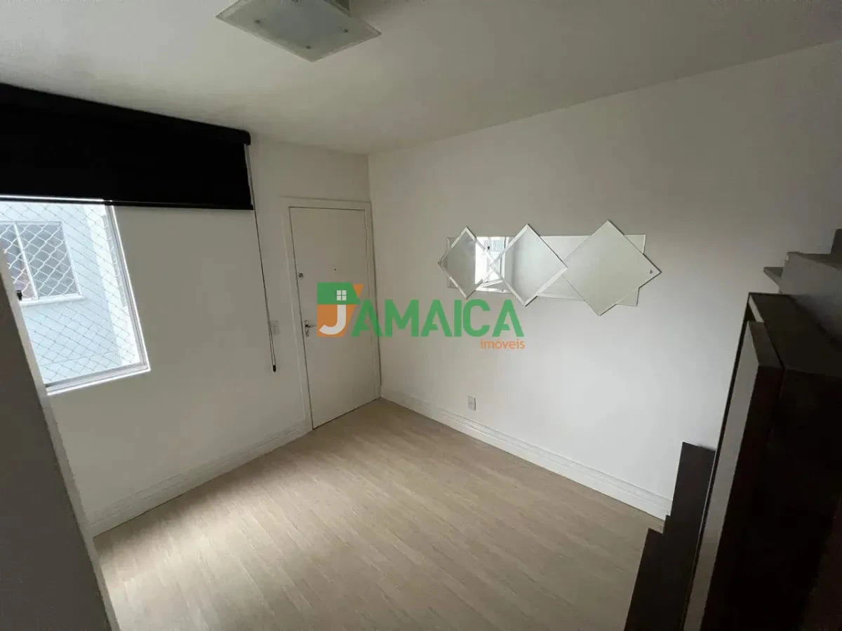 Apartamento de 2 quartos com piso de madeira ou laminado — photo 8