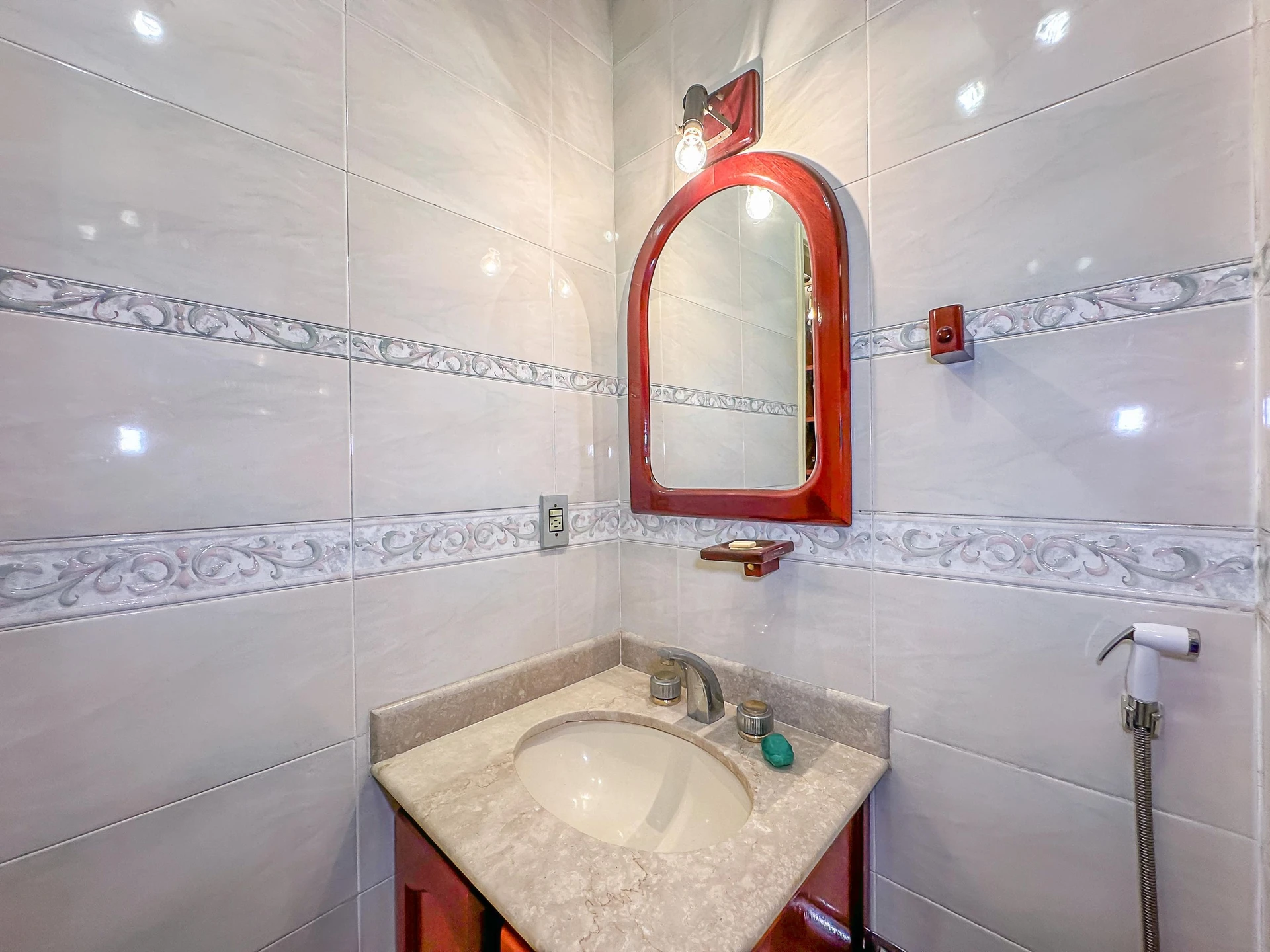 140 m² apartment with a jacuzzi and a bathtub — photo 31